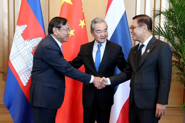 China hosts Thai and Cambodian FMs to support ceasefire