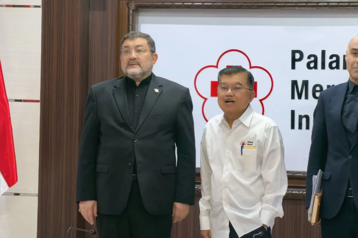 Chair of the Indonesian Red Cross Jusuf Kalla (right) with Iranian Ambassador to Indonesia Mohammad Boroujerdi (left) in Jakarta on March 18, 2026. (ANTARA)