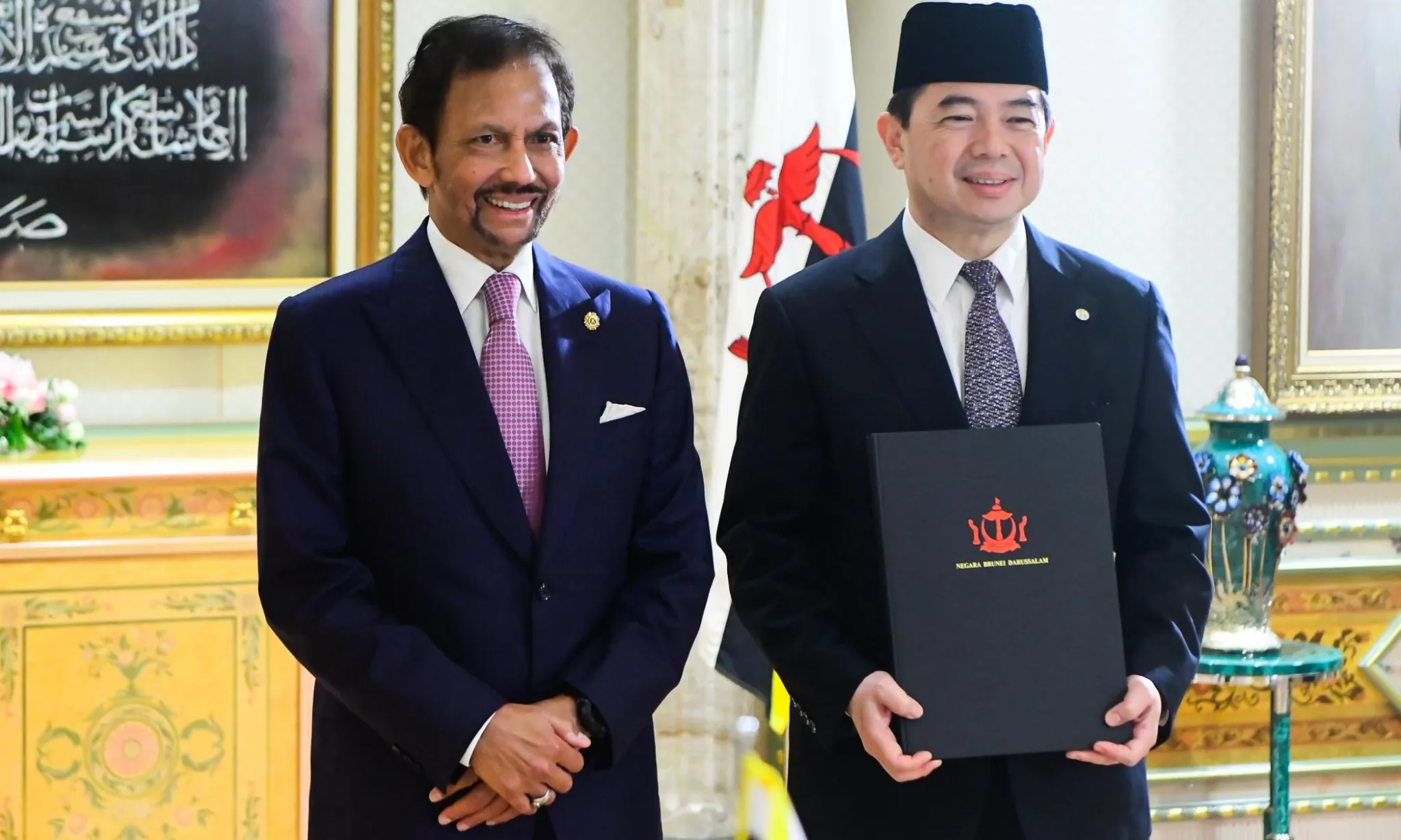 Brunei Sultan Hassan Bolkiah and Second Minister of Finance and Economy YB Dato Dr Hj Mohd Amin Liew during the signing of the RCEP agreement. (Infofoto)