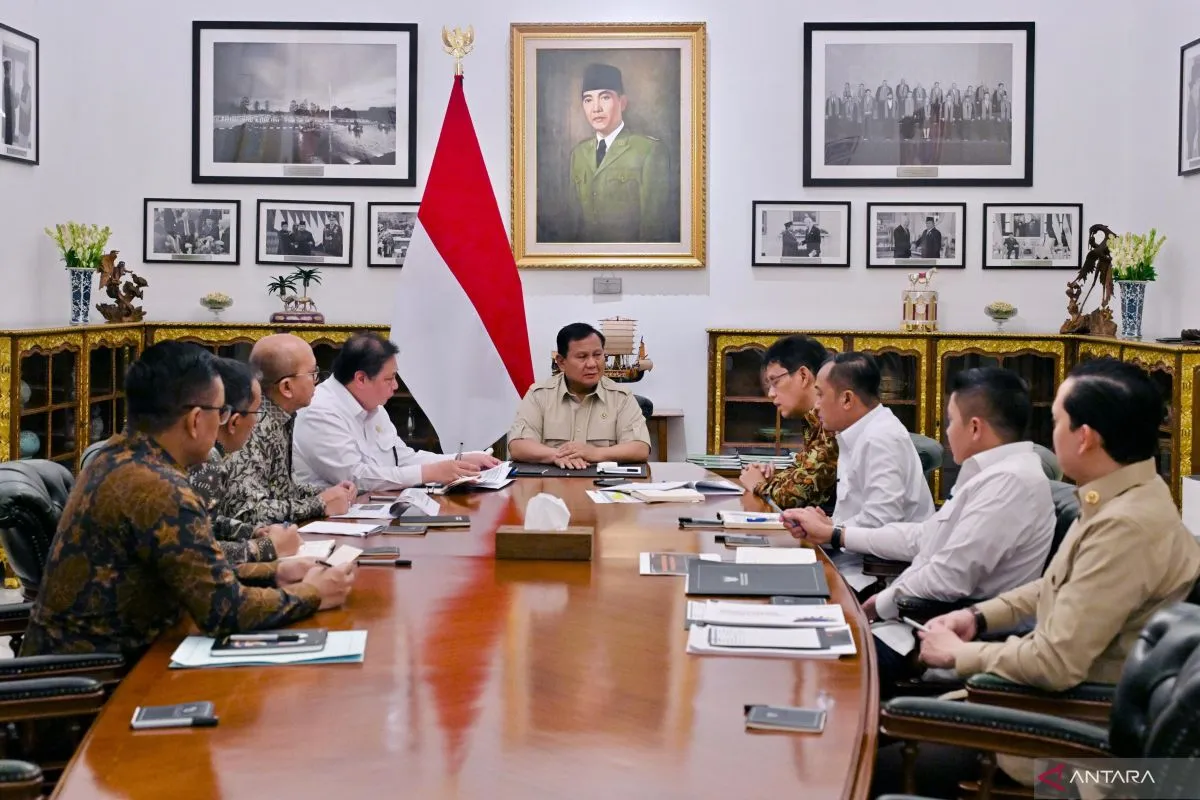 President Prabowo Subianto held a closed meeting at the Presidential Palace in Jakarta on Thursday (March 19, 2026) to discuss energy efficiency amid potential oil supply risks from the Middle East conflict. (ANTARA/HO-BPMI Presidential Secretariat/rst)