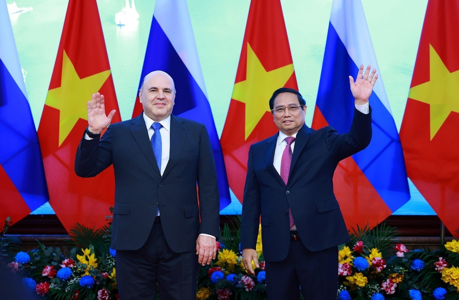 On January 14, 2025, Prime Minister Pham Minh Chinh welcomed Russian Prime Minister Mikhail Mishustin to Hanoi. Following the ceremony, the two leaders sat down for official talks. (VNA)
