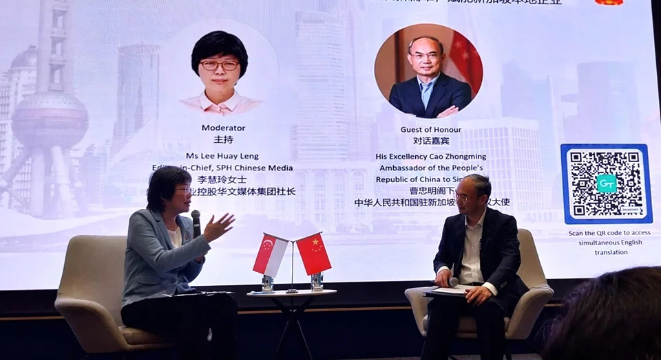 Lee Huay Leng (left), editor-in-chief of SPH Media’s Chinese Media Group, talks with China’s Ambassador to Singapore, Cao Zhongming on March 23. (Singapore Manufacturing Federation)