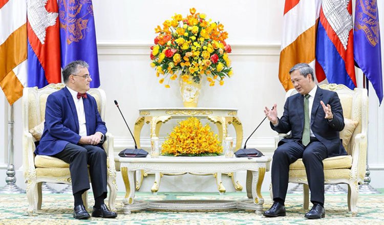 French Ambassador Olivier Richard (L) during a courtesy visit to Cambodian Prime Minister Hun Manet at the Peace Palace in 2025. (AKP)