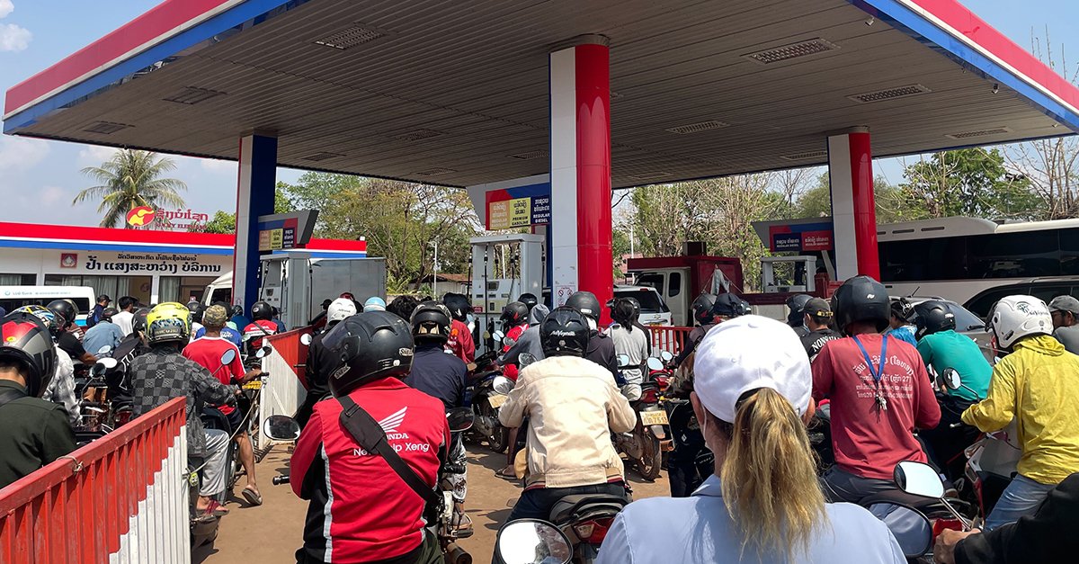 Motorists queue to refuel in Vientiane Capital during a fuel shortage in Laos, March 2026. (Thongsavanh Souvannasane)