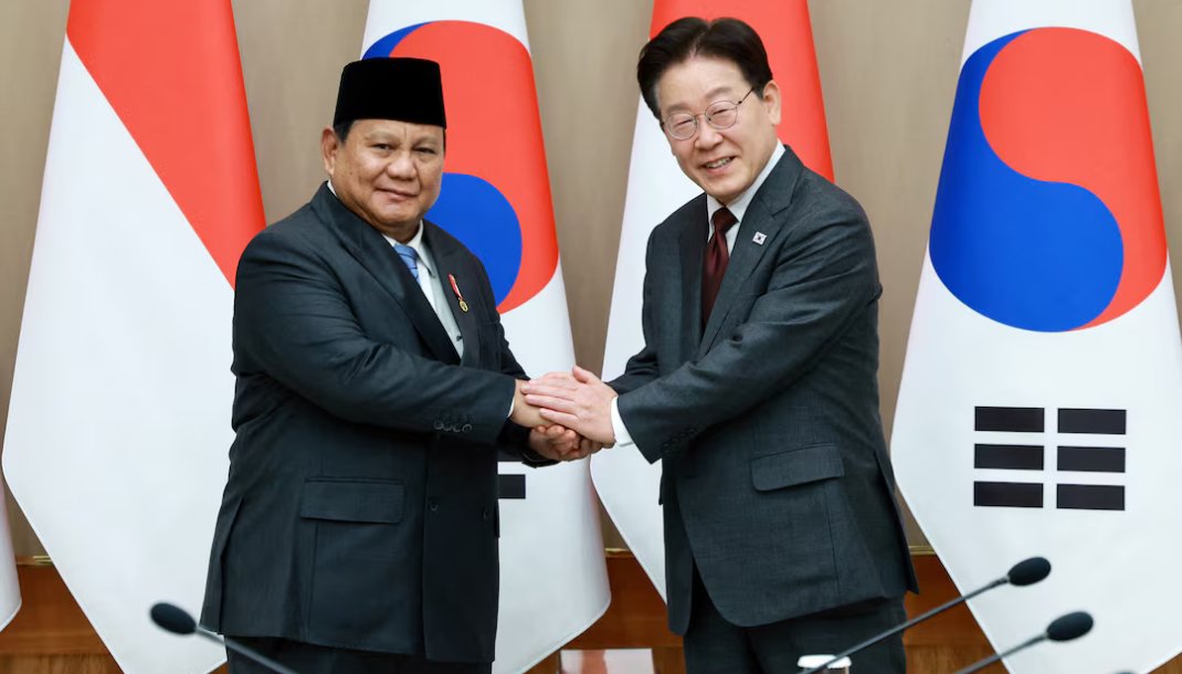 South Korean President Lee Jae Myung welcomes Indonesian President Prabowo Subianto at the Blue House in Seoul, South Korea, April 1, 2026. (Reuters)