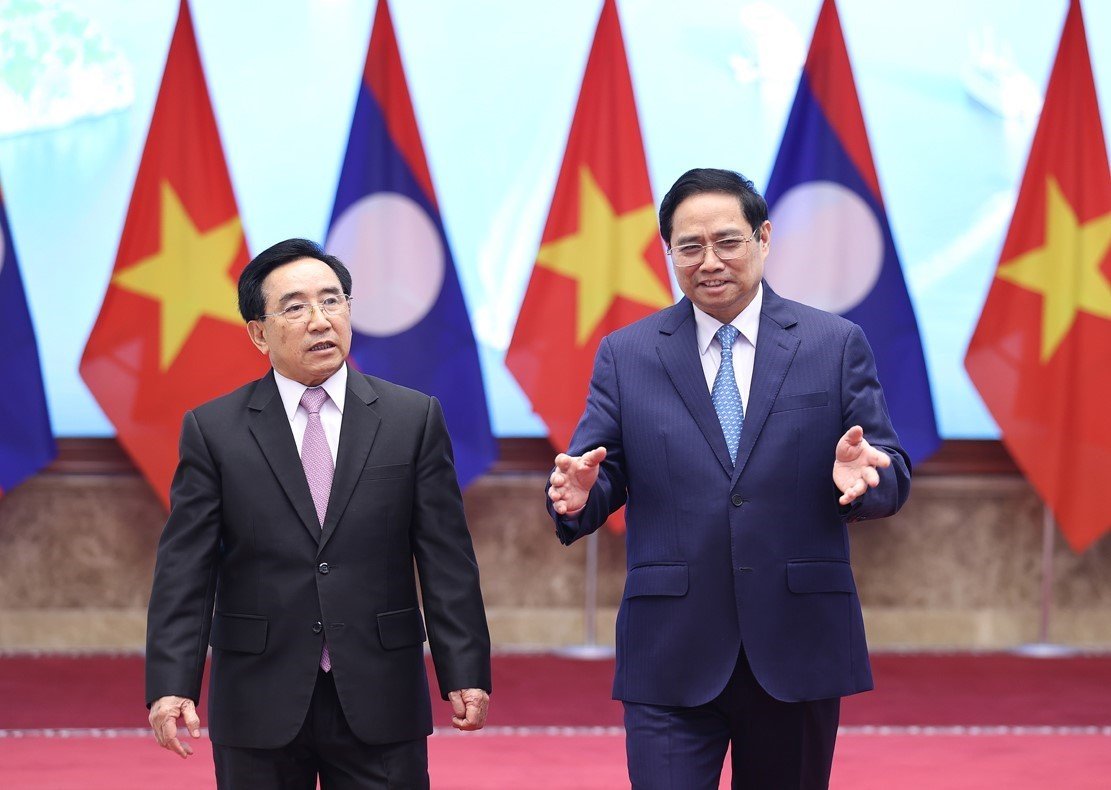 Vietnamese Prime Minister Pham Minh Chinh and Lao Prime Minister Phankham Viphavanh launch the Vietnam–Laos Solidarity and Friendship Year 2022. (VNA)