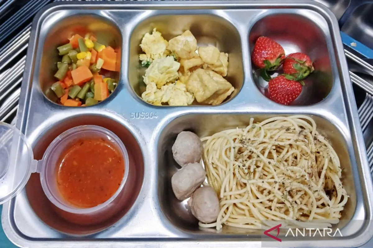 Food served under the Free Nutritious Meals (MBG) programme, which was allegedly linked to a food poisoning incident in East Jakarta on April 3, 2026. (Antara)