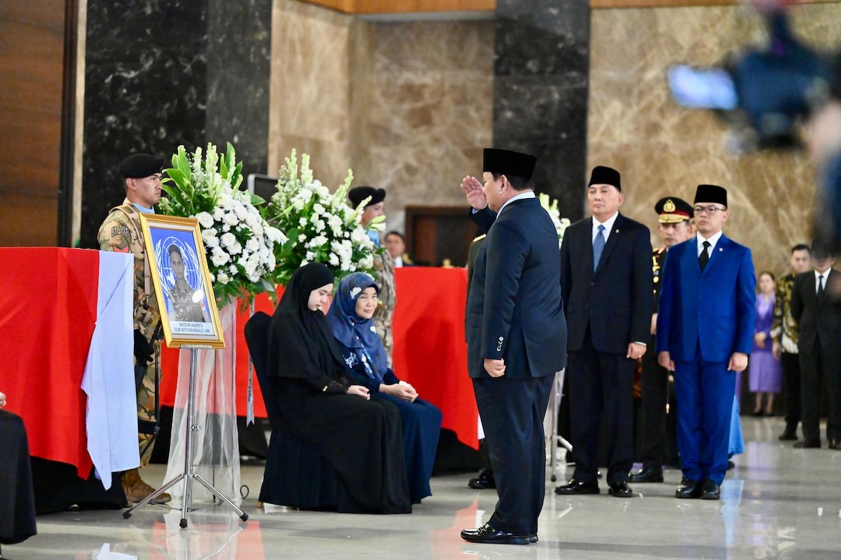 President Prabowo Subianto pays his respects to three fallen TNI peacekeepers during a memorial service at Soekarno-Hatta Airport, Tangerang, April 4, 2026. (BPMI Setpres)