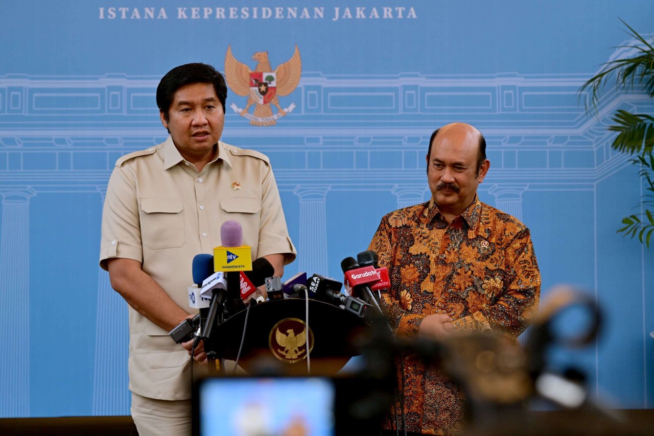 Housing and Settlement Minister Maruarar Sirait (left) speaks alongside Bappenas Head Rachmat Pambudy at the Presidential Palace complex in Jakarta. (RRI/Biro Pers Setpres)