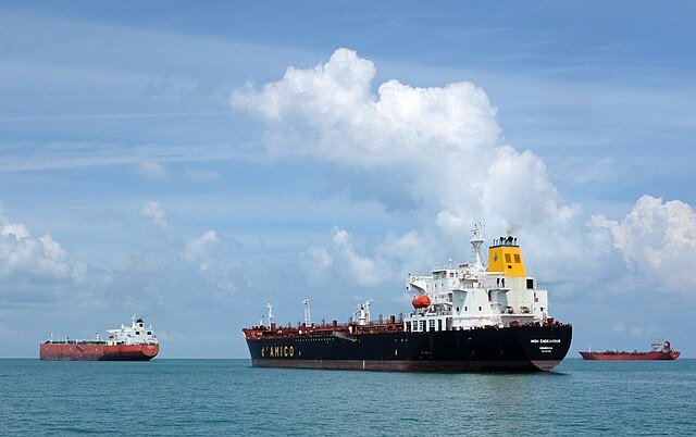 The D’Amico vessel High Endeavour transits the Singapore Strait. (Wikimedia)