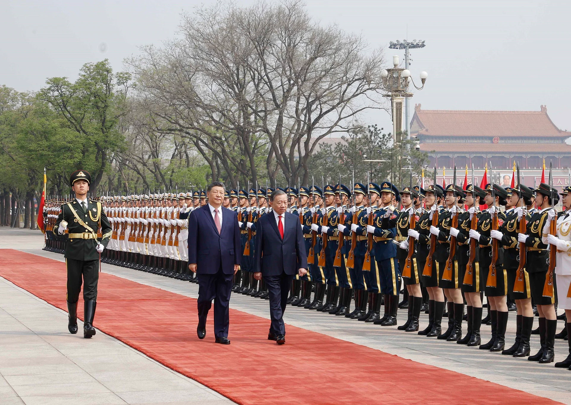 Vietnamese President and Communist Party General Secretary To Lam, alongside Chinese President Xi Jinping, reviews the People’s Liberation Army honor guard. (VNA)