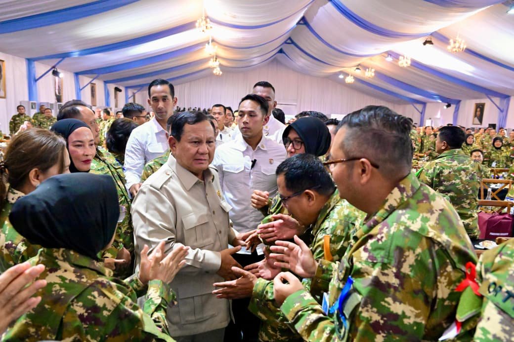 Regional parliament leaders greet President Prabowo Subianto upon his arrival to deliver remarks at the Leadership Consolidation Course (KPPD) in the Military Academy complex, Magelang, April 18, 2026. (BPMI Setpres/Rusman)