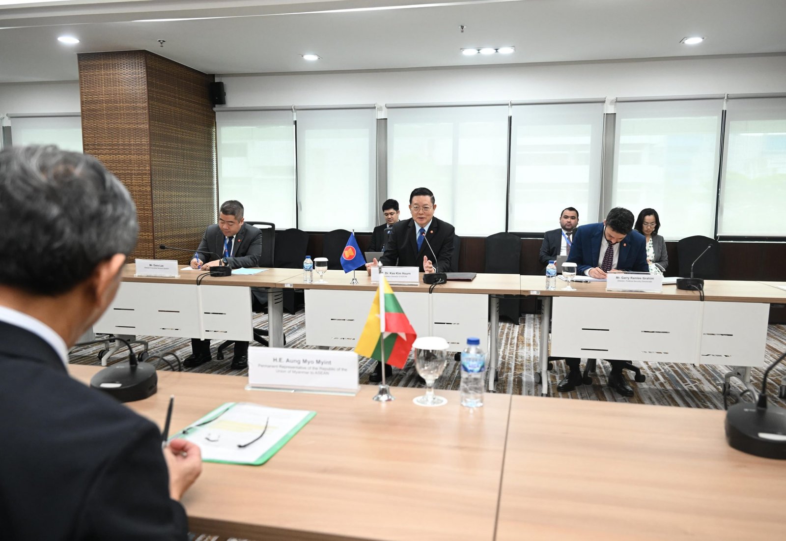 ASEAN Secretary-General Dr. Kao Kim Hourn meets Myanmar’s Permanent Representative to ASEAN, Ambassador Aung Myo Myint, at the ASEAN Secretariat to discuss community-building, regional integration, and international issues. (ASEAN NEWSROOM)
