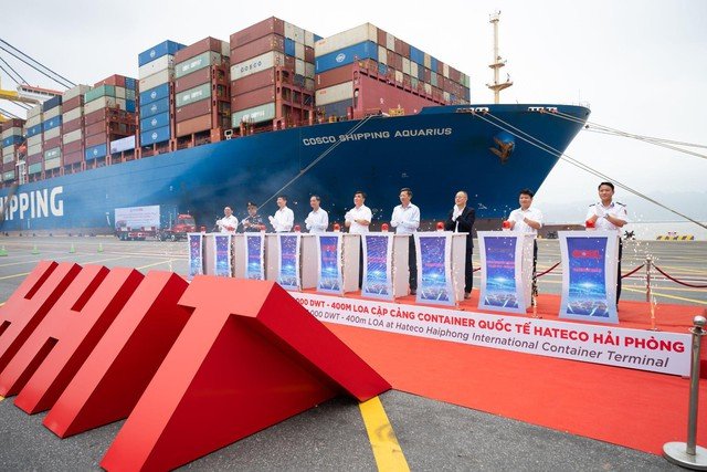 A welcoming ceremony at Hateco Hai Phong International Container Terminal (HHIT) marks the historic docking of the giant-vessel COSCO SHIPPING AQUARIUS. (Vietnam Government News)