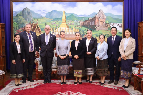 Suansavanh Vignaket, Laos’ Minister of Culture and Tourism, welcomed with Mel Barlow, Ambassador of the United Kingdom to Laos, to discuss strengthening bilateral tourism cooperation on April 25, 2026. (Lao News Agency)