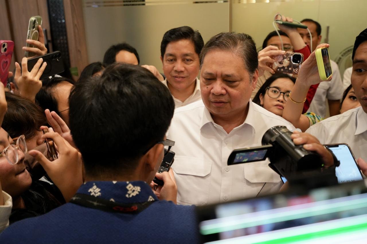 Coordinating Minister for Economic Affairs, Airlangga Hartanto, announces a value-added tax facility for domestic airfares at a press conference on 25 April. (Coordinating Ministry for Economic Affairs)