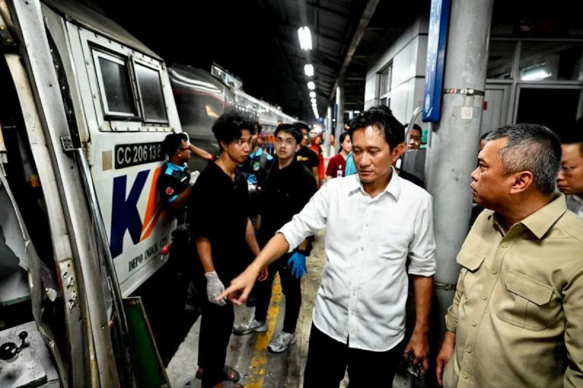 Indonesia’s Transportation Minister Dudy Purwagandhi (right), accompanied by PT KAI President Director Bobby Rasyidin (left), visited the train crash site at East Bekasi Station on April 28, 2026. (ANTARA/HO-Kemenhub)