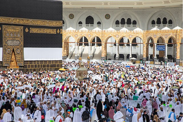 Illustration of pilgrims begin Hajj rituals with a circumambulation of the Kaaba. (Wikimedia)