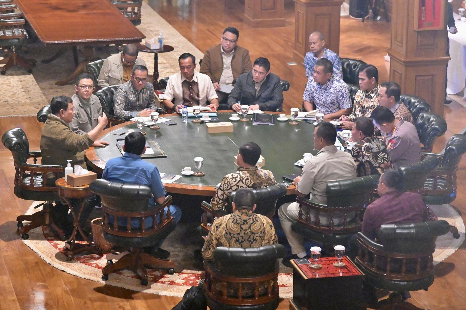 President Prabowo holds a closed cabinet meeting on education, labour and geopolitics 