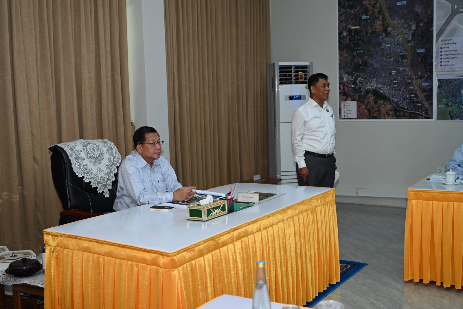 President Min Aung Hlaing receives a report from the Chief Minister of Yangon Region at Bayintnaung Park ahead of the inspection tour, May 2. (Global New Light of Myanmar)