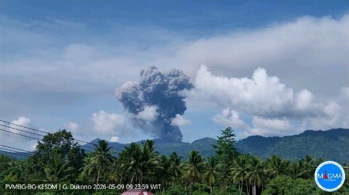 A grey-to-black ash column from Dukono Volcano's eruption, as seen from the Dukono Volcano Observation Post in Mamuya Village, North Halmahera, on May 9. (Dukono Volcano Observation Post via BNPB)