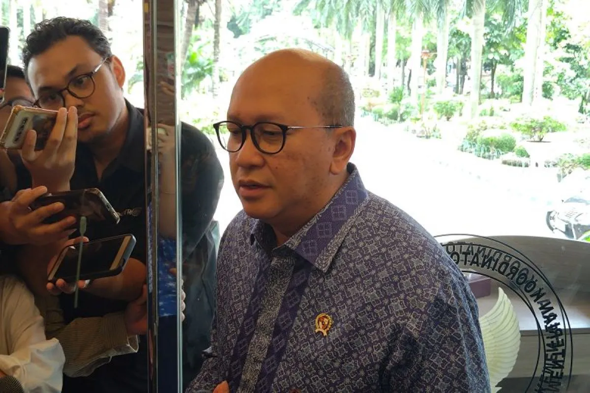 Danantara Chief Executive Officer Rosan Roeslani addresses journalists following a meeting at the Coordinating Ministry for Economic Affairs in Jakarta on May 5. (ANTARA)