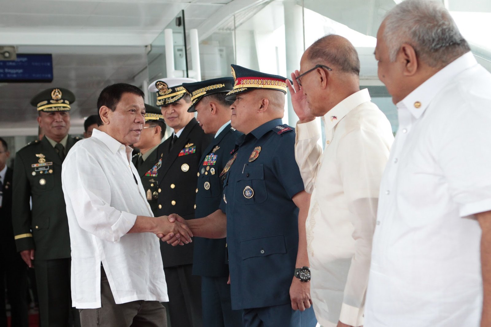 President Rodrigo Duterte is greeted by officials and shakes hands with Ronald Dela Rosa at NAIA Terminal 2 in Pasay City before departing for Vietnam, September 28. (Robinson Niñal/Presidential Photo via Wikimedia)