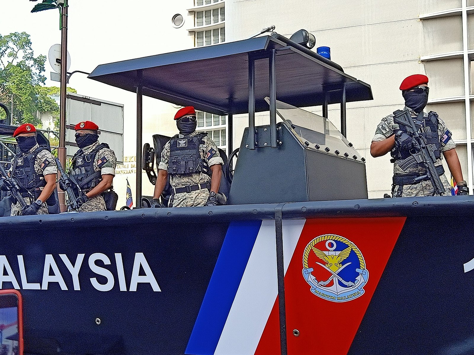 STAR officers of the Malaysian Maritime Enforcement Agency arms with Heckler & Koch HK416 rifles in the patrol boat during the 65th Merdeka Day in Kuala Lumpur. (Wikimedia)