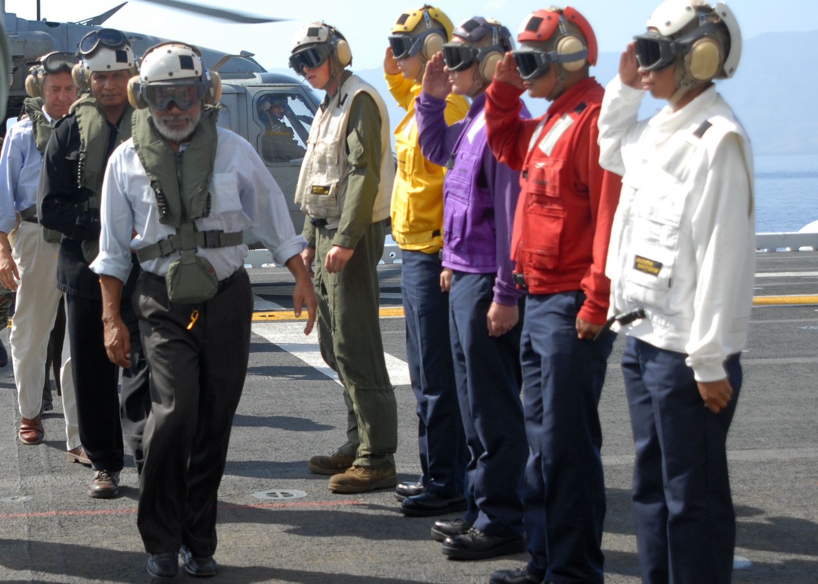 Side boys give honors to Timor‑Leste PM Xanana Gusmão aboard USS Bonhomme Richard during MAREX 2009, a multilateral exercise with Timor‑Leste and Australian forces. (U.S. Navy photo by MC3 Eva‑Marie Ramsaran)