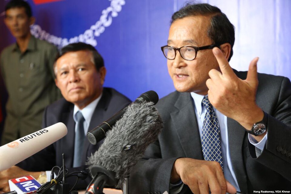 CNRP leaders Sam Rainsy and Kem Sokha at a press conference. The party was dissolved in 2017 following Sokha’s arrest. (VOA Khmer)