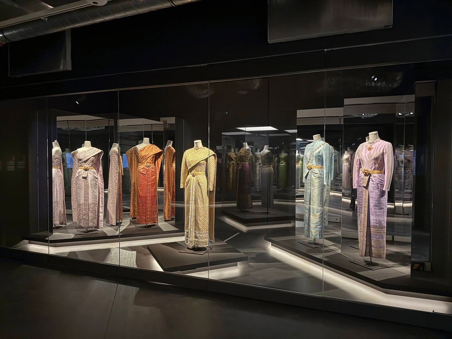 La Mode en Majesté: Royal Thai Dress from Tradition to Modernity held at Musée des Arts Décoratifs in Paris (TAT Newsroom)