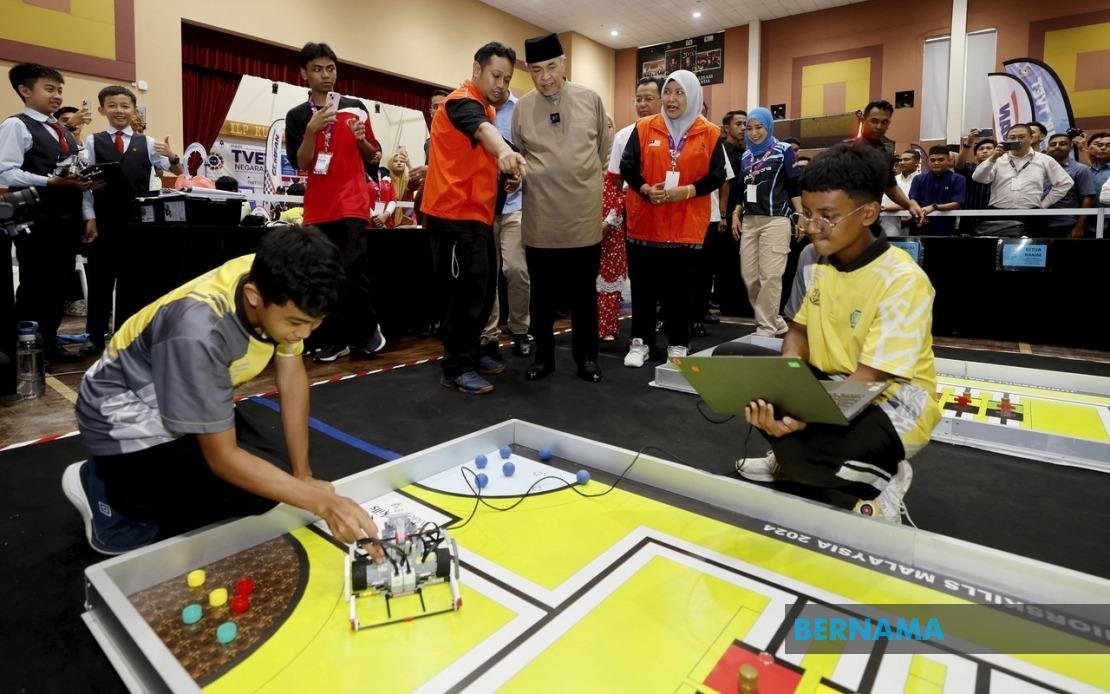 Deputy Prime Minister Datuk Seri Dr Ahmad Zahid Hamidi visiting the National TVET Day 2024 exhibition at the Kuala Langat Industrial Training Institute. (Bernama)