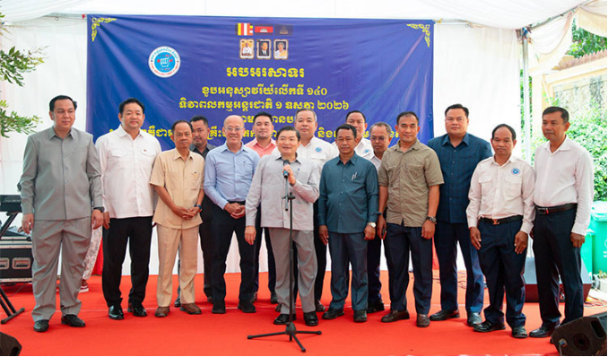 Labour Minister and Vocational Training Minister Heng Sour joins workers for a solidarity meal at National Union Alliance Chamber of Cambodia. (Khmer Times)