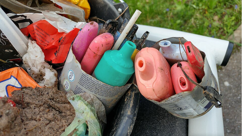 Illustration of vaporisers collected during a clean-up. (Wikimedia)
