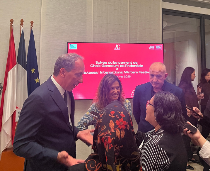 French Ambassador to Indonesia, Fabien Penone (left) inaugurated the first Choix Goncourt in Indonesia with the President of Académie Goncourt, Philippe Claudel (right) and Secretary General of Éditions Gallimard, Karina Hocine (center) on May 11, 2026. (SEA Daily/Sadina Aimee)