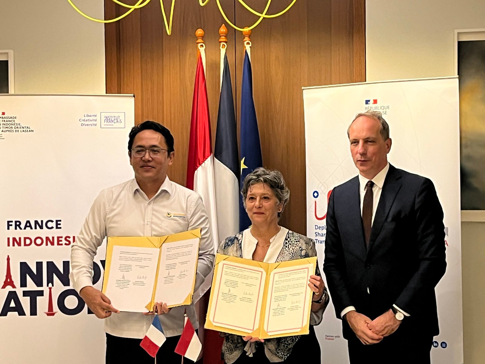 Director General of Research and Development of Indonesia’s Ministry of Higher Education, Science and Technology (left) alongside with IRD Chairwoman and CEO Dr Valérie Verdier (center) and French Ambassador to Indonesia Fabien Penone (right) during the signing of a cooperation agreement. (SEA Daily / Sadina Aimee)
