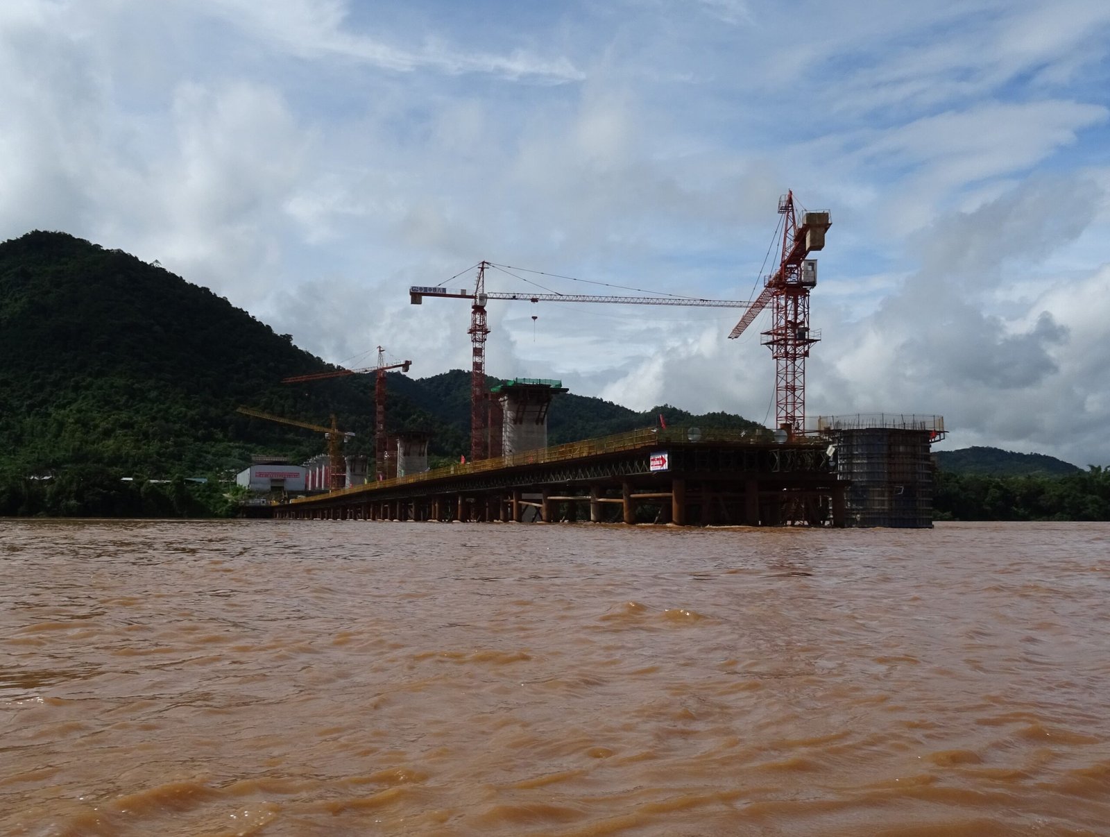 Bridge construction on the Mekong in Luang Prabang Province, part of the Vientiane–Boten railway under China’s development project in Laos. (Wikimedia)