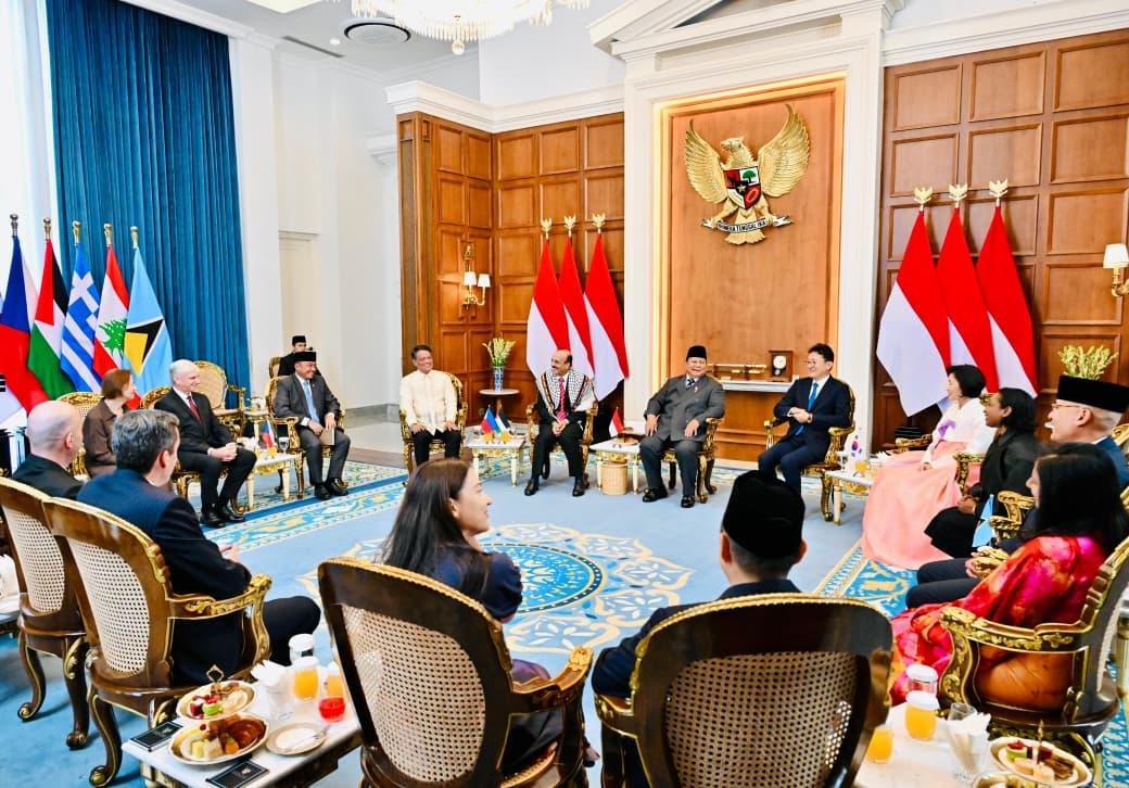 President Prabowo Subianto receives credentials and holds talks with eight newly appointed ambassadors of partner nations, June 8, 2026. (BPMI Setpres)