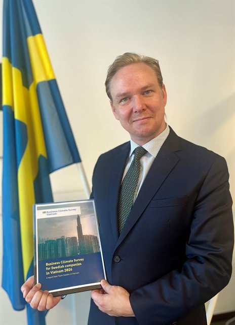 Head of Section for Trade and Promotion at the Embassy of Sweden in Hanoi, Oscar Staffas Edström, holds the Business Climate Survey 2026 during its release on June 11. (Embassy of Sweden in Hanoi)