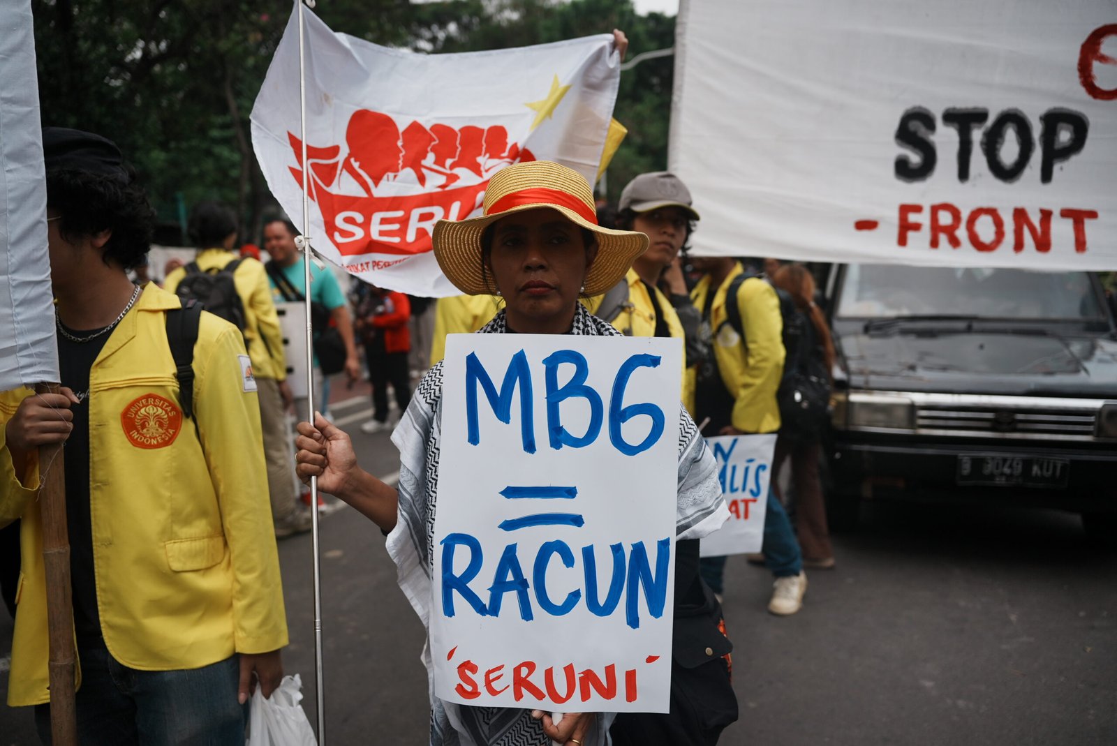 A woman holds a sign declaring the MBG program ‘poison,’ in reference to repeated food poisoning cases reported across Indonesia. (Wikimedia)