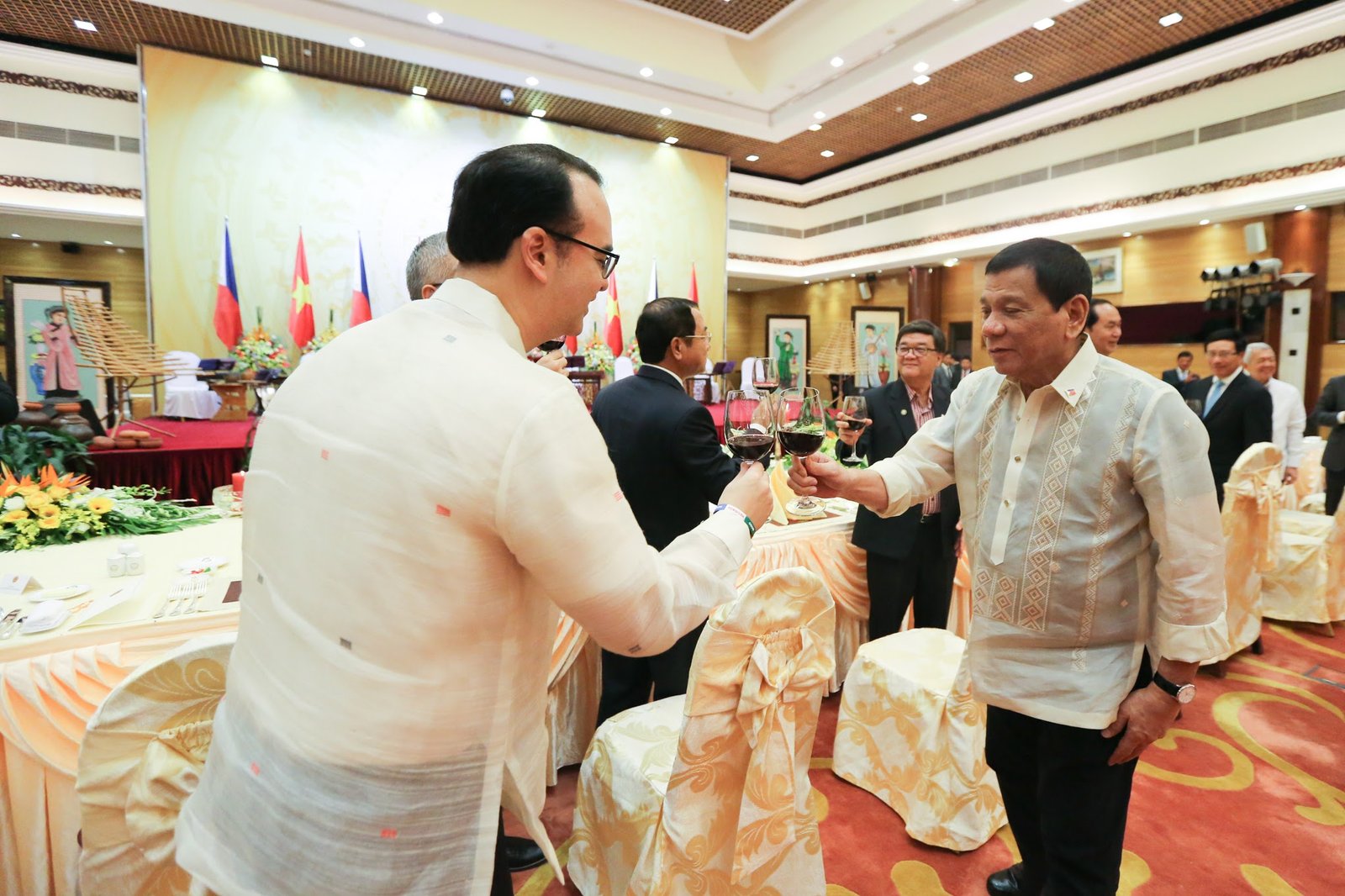 President Rodrigo Duterte offers a toast to Senator Alan Peter Cayetano during a state banquet at the International Centre in Vietnam, September 29. (Robinson Niñal/Presidential Photo)