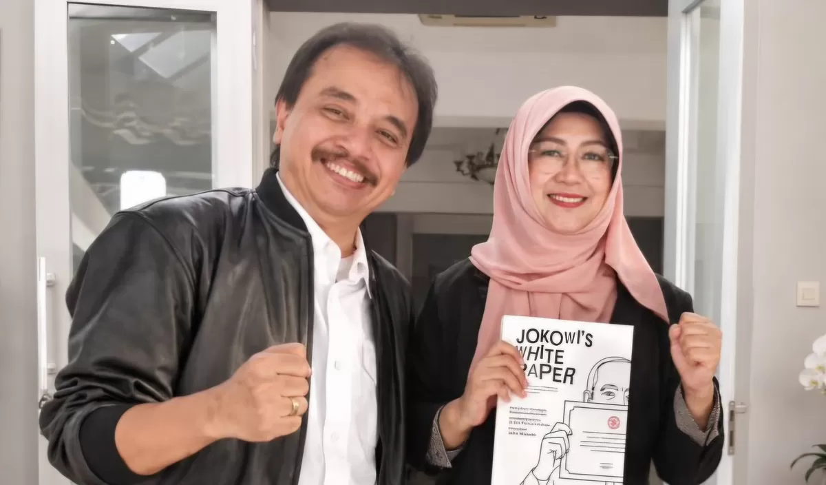 Roy Suryo and Tifauzia Tyassuma, also known as Dr. Tifa, present their book Jokowi’s White Paper, which alleges the falsification of President Joko Widodo’s diploma. (Istimewa)