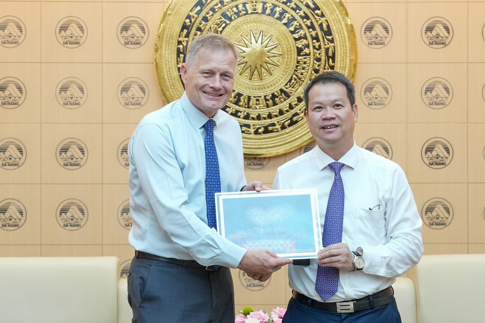Da Nang People's Committee Chairman Nguyen Manh Hung presents a photograph of the Da Nang International Fireworks Festival to Danish Ambassador to Vietnam Nicolai Prytz during a bilateral meeting in Da Nang, Vietnam, on June 19. (Da Nang News)