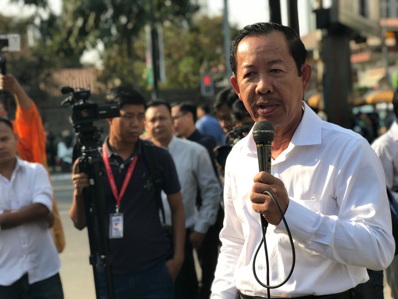 Rong Chhun, president of the Cambodian Confederation of Unions, recalls Chea Vichea’s union activism during the 16th‑anniversary commemoration of Vichea’s murder in Phnom Penh, January 22, 2020. (Hul Reaksmey/VOA Khmer)