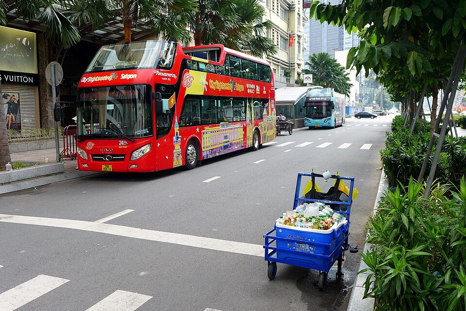 A Thaco Sightseeing 120SS double-decker bus operated by City Sightseeing Saigon located in Le Loi Boulevard. (Wikimedia/Bahnfrend)