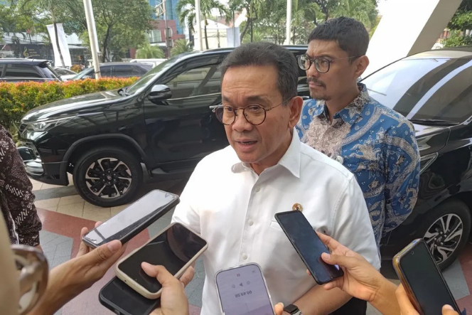 Indonesian Trade Minister Budi Santoso speaks with reporters after an exclusive meeting on food commodity price developments in Jakarta on June 9. (ANTARA)