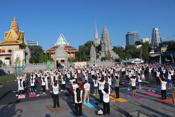 Participants attended mass yoga in Phnom Penh on June 21, 2026. (Agence Kampuchea Press)