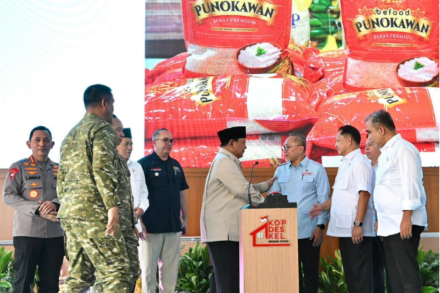 President Prabowo Subianto inaugurates 1,061 Merah Putih village cooperatives in Nganjuk, East Java, stressing grassroots economic growth and citing MBG and KDKMP as key foundations. (BPMI Setpres)