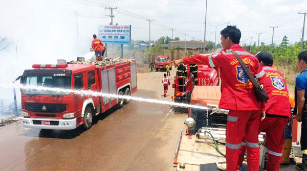 Laotian fire fighters tackled fire emergency occured in Vientiane Capital in 2017. (Lao News Agency)