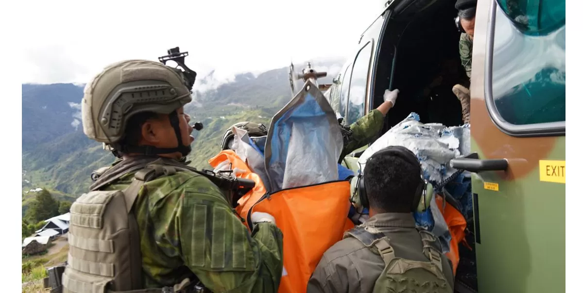 Evacuation of AMA pilot Nicholas F. Goselin’s body, killed by an armed criminal group in Papua on July 3, 2026. (Istimewa)